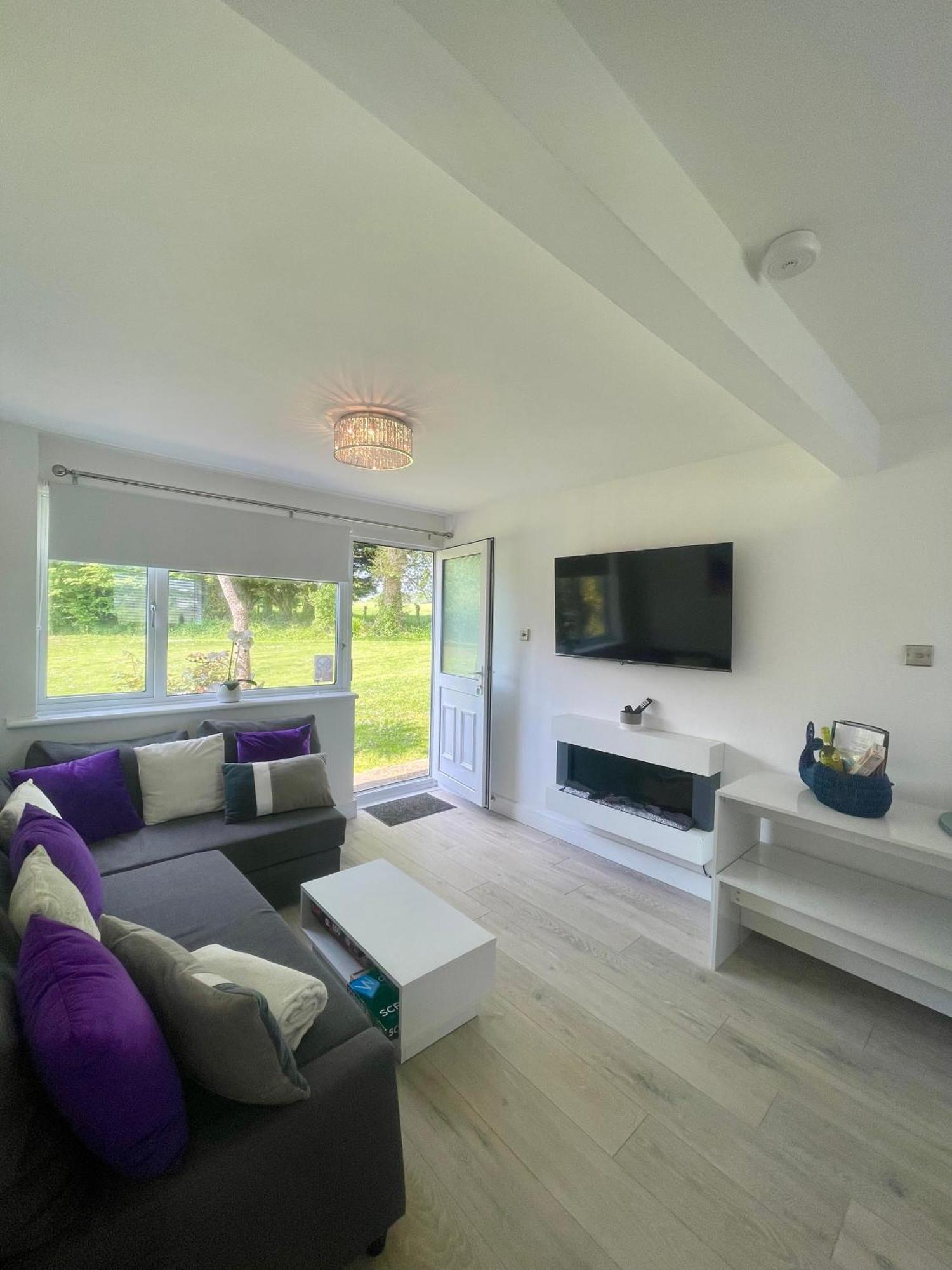 Look No Further Gorgeous Newly Renovated Contemporary Chalet Sandown Bay Holiday Centre Exteriör bild